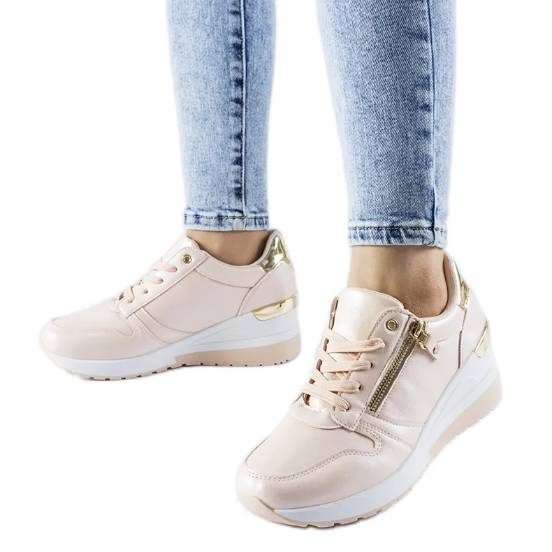 Beige sneakers decorated with a Marietta zipper