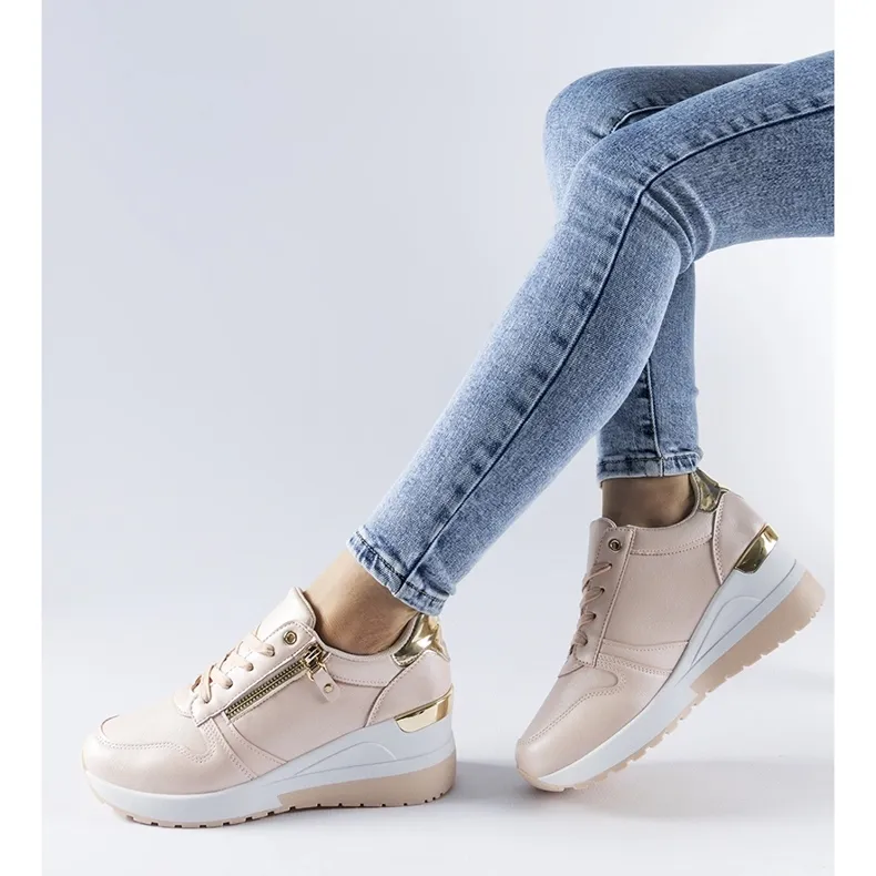 Beige sneakers decorated with a Marietta zipper