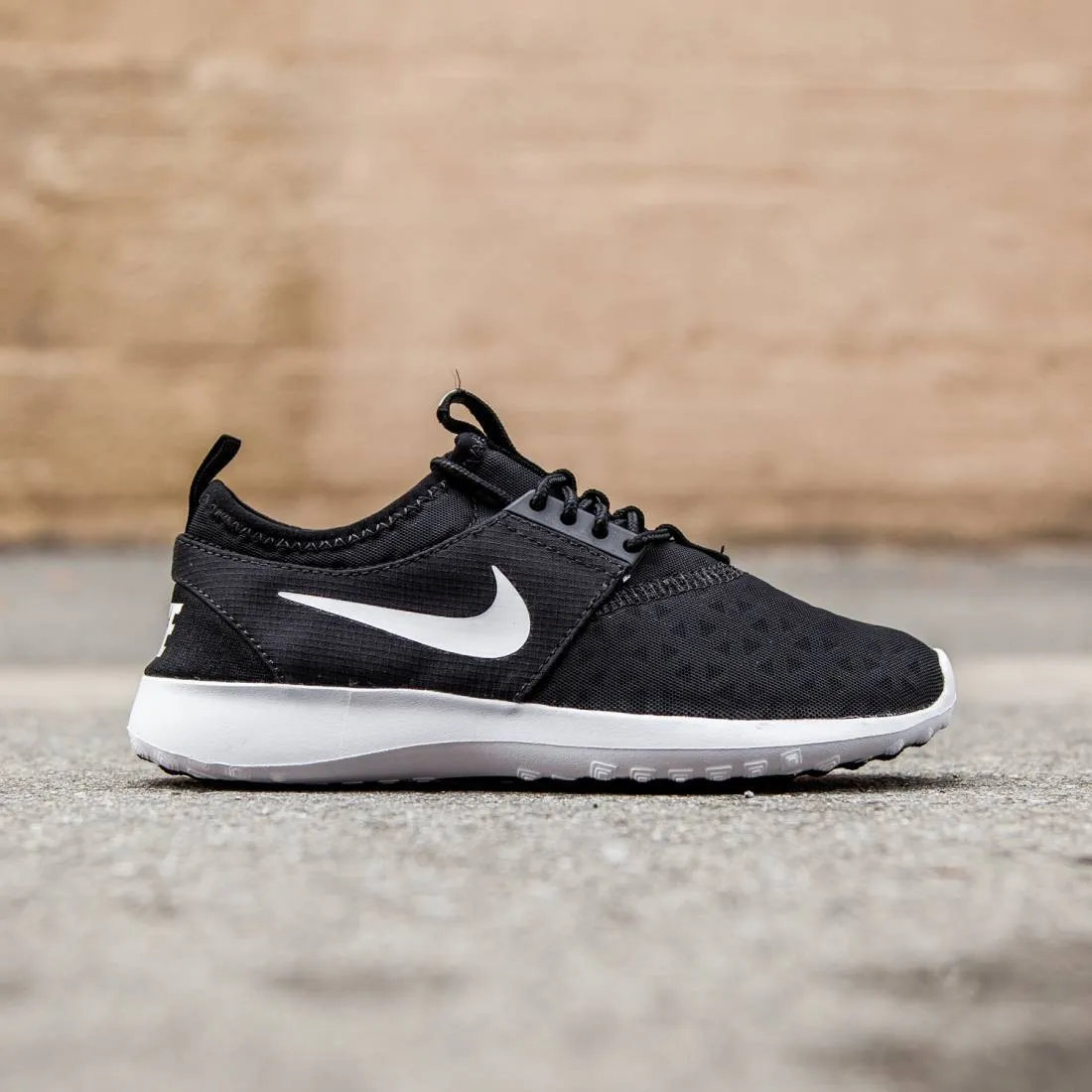 Nike Women Juvenate (black / white)